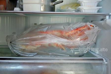 食レポ「タラバガニ」：冷蔵室で解凍中