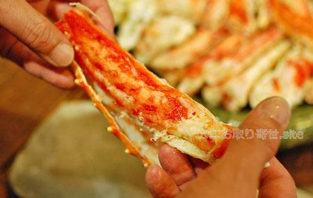 食レポ「タラバガニ」：手で殻をむく